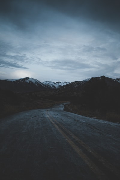 灰色的道路
